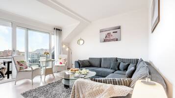 Tv, ett filmbibliotek och en stereo