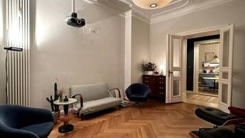 Smart-tv, bordsfotboll, böcker och en stereo