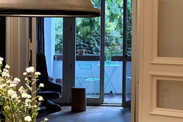 Interior - Großzügige Wohnung aus dem 19. Jahrhundert mit Blick auf den Wunderschönen Park (Berlin)