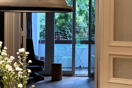 Großzügige Wohnung aus dem 19. Jahrhundert mit Blick auf den wunderschönen Park