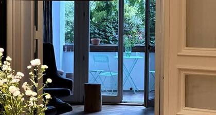 Großzügige Wohnung aus dem 19. Jahrhundert mit Blick auf den wunderschönen Park