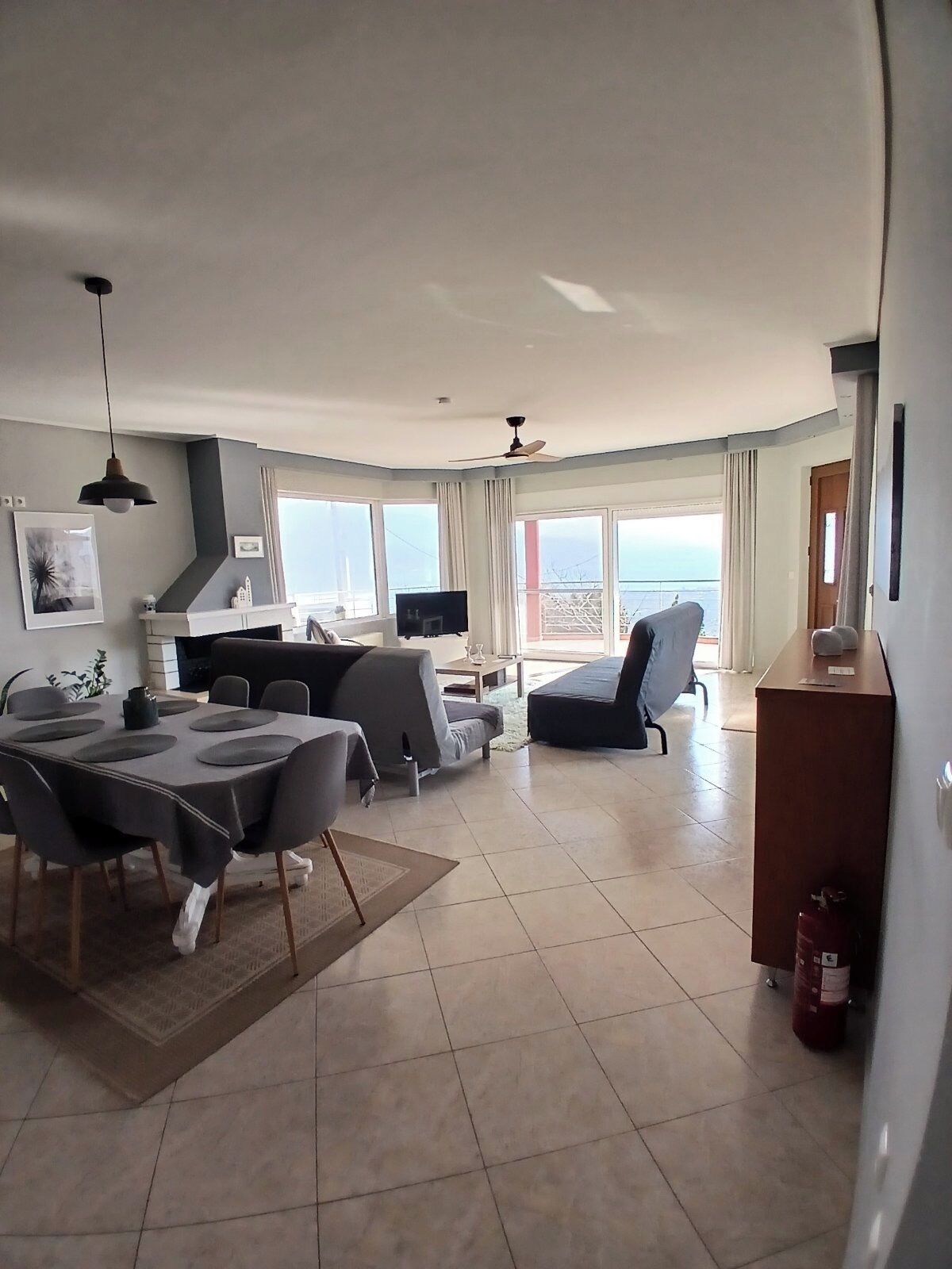 TV connectée, cheminée, chaîne hi-fi