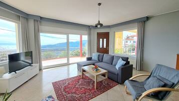 Smart TV, fireplace, stereo