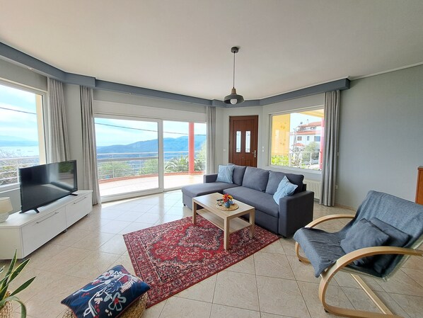 Smart TV, fireplace, stereo