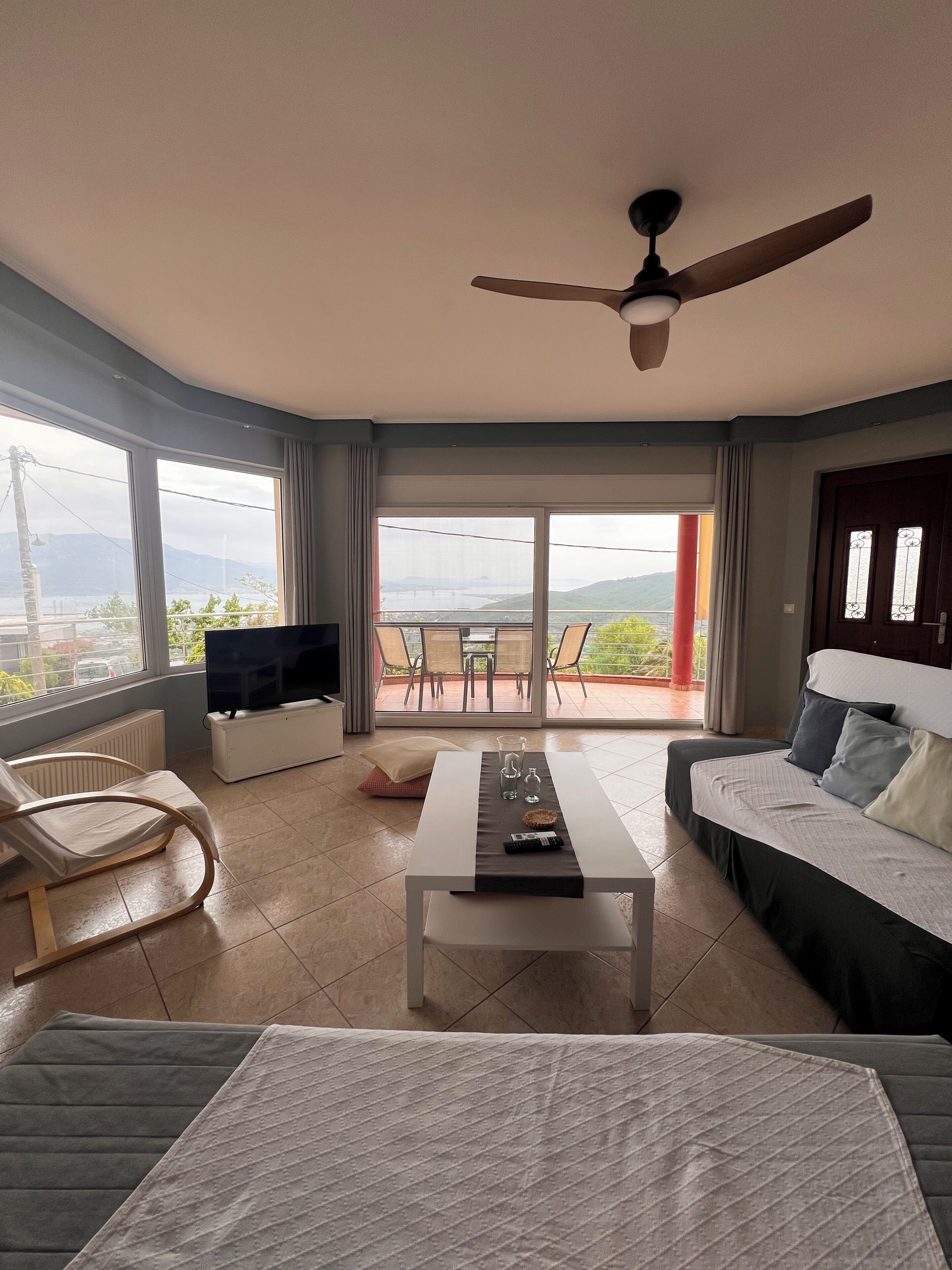 Smart TV, fireplace, stereo