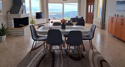 A villa on the top of the mountain, quiet, just 10 minutes from the city center!