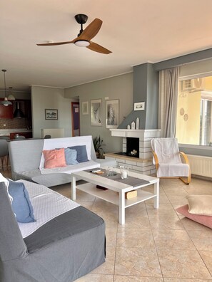 Smart TV, fireplace, stereo