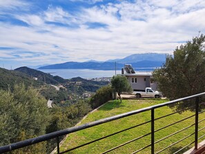Property grounds - A villa on the top of the mountain, quiet, just 10 minutes from the city center! (Nafpaktos)