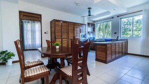 Apartemen Comfort | Dapur pribadi | Lemari es, microwave, dan peralatan masak/sendok-piring
