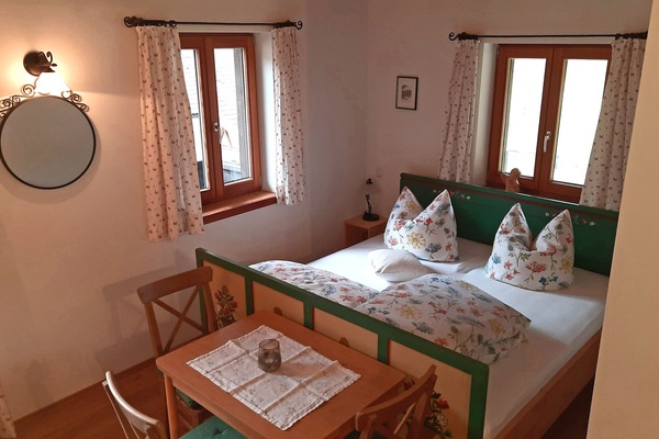 Ferienwohnung Juchhee 35 qm im Bauernhaus mit Schlafzimmer, Galerie-Schlafzimmer und Balkon-Wohnraum mit Doppelbett