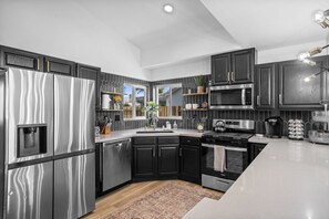 Kylskåp, mikrovågsugn, ugn och spishäll