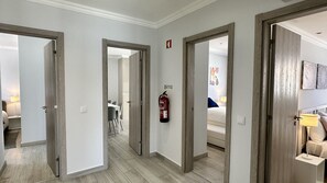 2 Schlafzimmer, Bügeleisen/Bügelbrett