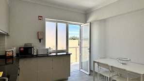 Refrigerador, microondas, horno y lavavajillas 