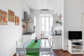 Classic-huoneisto | Yksityinen keittiö | Täysikokoinen jääkaappi, mikroaaltouuni, uuni, liesi