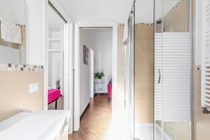 Classic Apartment | Bathroom - Vatican Walls (Rome)