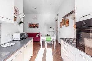 Appartement Classique | Cuisine privée | Grand réfrigérateur, micro-ondes, four, plaque de cuisson