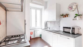 Classic Apartment | Private kitchen | Full-sized fridge, microwave, oven, stovetop