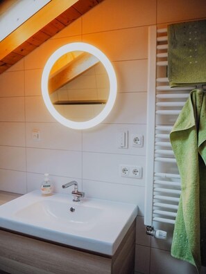 Shower, towels - Ferienwohnung für 2 Personen, 60 qm (Marktschellenberg)