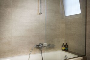 Departamento de lujo | Baño | Amenidades de baño gratuitas, secadora de cabello, toallas 