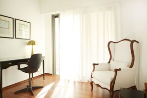 Apartamento superluxo | 2 quartos, escrivaninha, Wi-Fi de cortesia