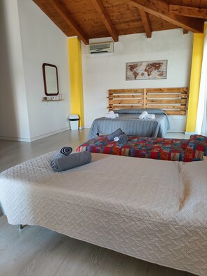 1 habitación, escritorio, insonorización y cuna de viaje 