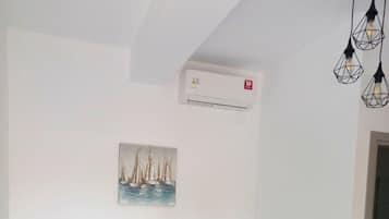 Appartement Confort, vue montagne | Coin séjour | TV connectée de 32 pouces avec chaînes par câble