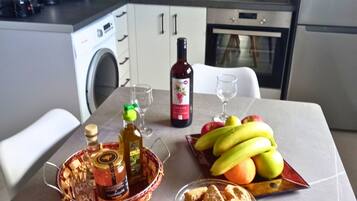 Comfort-lejlighed - bjergudsigt | Privat køkken | Køleskab/fryser i fuld størrelse, ovn, kogeplade, kaffe-/temaskine