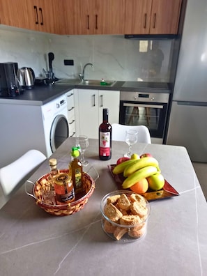 LÀgenhet Comfort - utsikt mot bergen | Eget kök | Stort kylskÄp, ugn, spishÀll och kaffe- och tebryggare