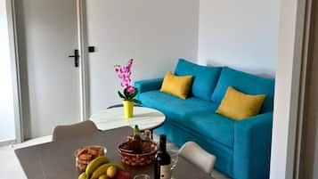 Comfort-Apartment, Bergblick | Wohnbereich | 32-Zoll-Smart-TV mit Kabelempfang