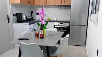 Apartamento conforto, vista para a montanha | Cozinha privada | Geladeira grande, fogão, cooktop, cafeteira/chaleira
