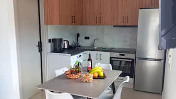 Appartement Confort, vue montagne | Cuisine privée | Grand réfrigérateur, four, plaque de cuisson, cafetière/bouilloire