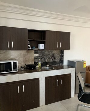 Frigorifero, microonde, forno, piano cottura