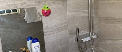 Bidet, Handtücher, Seife, Toilettenpapier