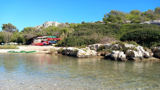 A clear shallow water body with visible pebbles and rocks. - Il Cappero, sul Mare (Porto Badisco, Otranto)