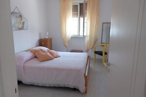 2 bedrooms, iron/ironing board, bed sheets