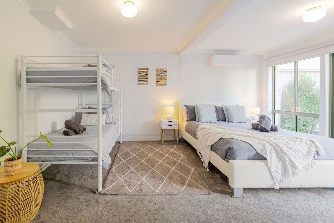 2 slaapkamers, een bureau, een strijkplank/strijkijzer, wifi