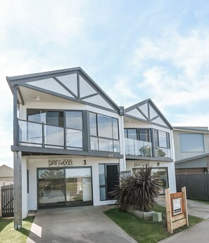 Exterior - Driftwood Townhouse - Waterfront-Central Location (Lakes Entrance)