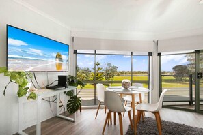 Interior - Driftwood Townhouse Waterfront Central Location (Lakes Entrance)