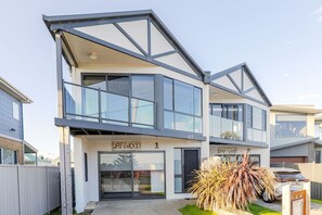 Exterior - Driftwood Townhouse Waterfront Central Location (Lakes Entrance)