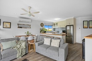 TV - Driftwood Townhouse - Waterfront-Central Location (Lakes Entrance)