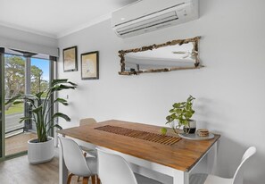 Dining - Driftwood Townhouse - Waterfront-Central Location (Lakes Entrance)