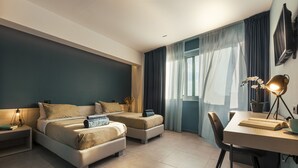 Una habitación de hotel moderna con dos camas, un escritorio y una silla.