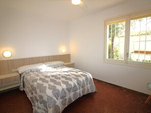 3 bedrooms, free WiFi - Seaside Villa with Garden, 100m from La Farella Beach, 3 Bedrooms, Sleeps 6 (Llançà)