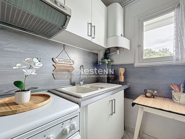 Køleskab, mikrobølgeovn, ovn, kogeplade