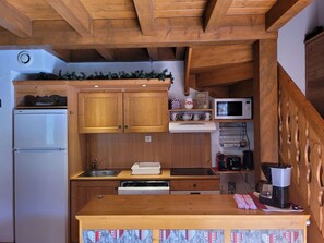 Geladeira, micro-ondas, fogão, cooktop