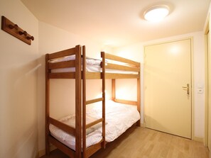 1 bedroom, travel cot, free WiFi - Pleasant T2 bis with WiFi near amenities (La Bourboule)