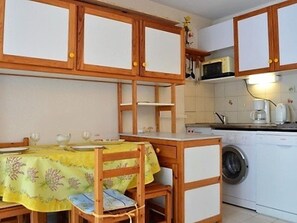 Geladeira, fogão, lava-louças