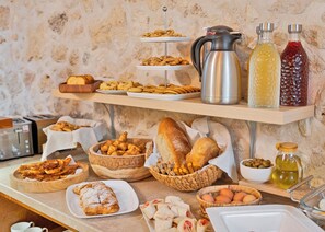 朝食 (ビュッフェ)、毎日提供 (無料)