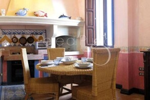Casa, 2 habitaciones, para fumadores, balcón | Comedor