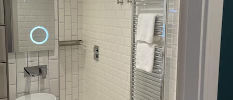 Deluxe Double Room | Bathroom | Shower, hair dryer, towels, toilet paper